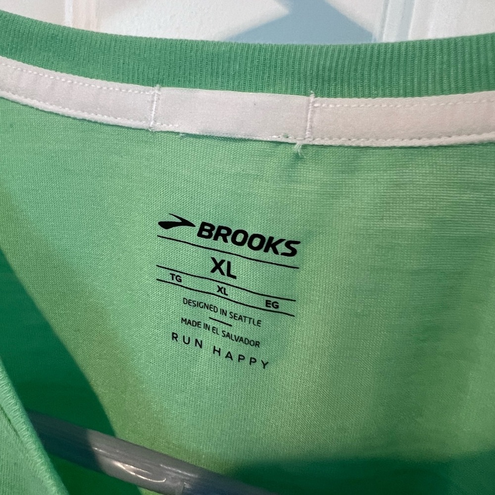 Brooks Luck of the Run Shirt NWOT 🍀 - Picture 9 of 10